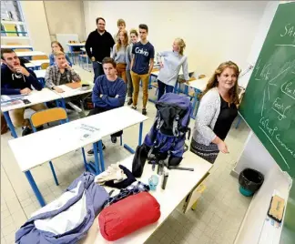  ??  ?? Sylvie Taupin, ici au premier plan, détaille une nouvelle fois le projet Sakado devant une classe de BTS production horticole du lycée Vert d’Azur qui y participe. (Photo Eric Ottino)