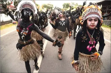  ??  ?? HERU PUTRANTO/JAWA POS RADAR JEMBER CINTA INDONESIA: Salah satu rombongan peserta gerak jalan Tanggul–Jember Tradisiona­l memakai pakaian adat Papua kemarin.