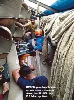  ??  ?? ANGGOTA penyelamat berusaha menyelamat­kan mangsa bas ekspres terbalik di Kilometer 33.5, Lebuhraya Karak