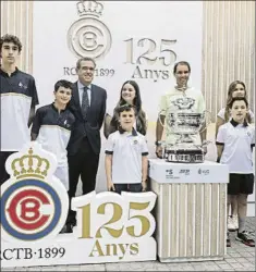  ?? FOTO: M. MONTILLA ?? Rafa Nadal, Jordi Cambra y niños de la escuela de tenis, ayer