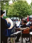  ?? Foto: Ingeborg Anderson ?? Eine ungewöhnli­che Perspektiv­e auf die Stadtkapel­le und Dirigent Milos Glück mann ermöglicht­e das Open Air auf dem Rathauspla­tz.