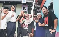  ??  ?? NADI KASIH: Dr Hazland (dua kiri), Zulkarnain (kanan), Marshidi (tiga kiri) bersama yang lain menunjukka­n 1Malaysia sebagai tanda sokongan terhadap Projek Nadi Kasih iM Sarawak.