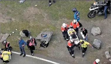  ?? ?? Jonas Vingegaard, retirado con oxígeno en camilla tras su caída el pasado viernes en el País Vasco.