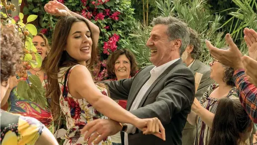  ??  ?? Scatenati Adriana Ugarte (33 anni) balla con Daniel Auteuil (68) in una scena di «Sogno di una notte di mezza età», di cui l’attore francese è anche regista. Nel cast anche Gérard Depardieu. Il film sarà nelle nostre sale dal 18 ottobre, preceduto dall’uscita, l’11, di «Quasi nemici» con Auteuil e Camélia Jordana