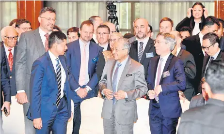  ?? — Bernama photo ?? Dr Mahathir (front, second le ) interacts with the delegates a ending the dialogue in Cyberjaya.