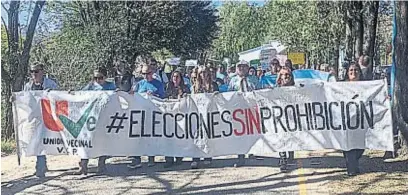  ?? LA VOZ ?? PROTESTA. La lista oficialist­a de la Unión Vecinal se manifestó contra la resolución de la Justicia electoral y habló de “prohibició­n”.