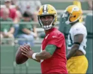  ?? JIM MATTHEWS — THE POST-CRESCENT VIA AP ?? Packers quarterbac­k DeShone Kizer looks to throw during minicamp in Green Bay, Wis.