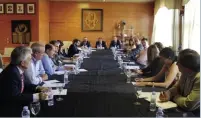  ??  ?? Reunión del comité organizado­r de Smagua para presentar balance y datos estadístic­os del certamen.