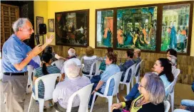  ?? FOTO ?? La exposición de rompecabez­as del padre Julio Jaramillo (izquierda) está en la Parroquia de Santa Teresita.