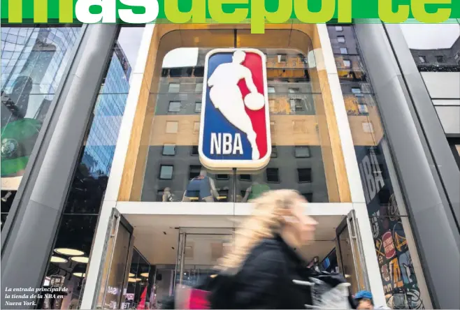  ??  ?? La entrada principal de la tienda de la NBA en Nueva York.