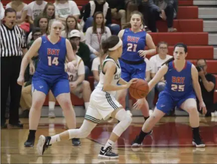  ?? JEN FORBUS — THE MORNING JOURNAL ?? Bay’s Halle Orr (14), Haley Andrejcak (21) and Maddie Andrews keep Cloverleaf’s Cameron Tripp outside the key on March 1.