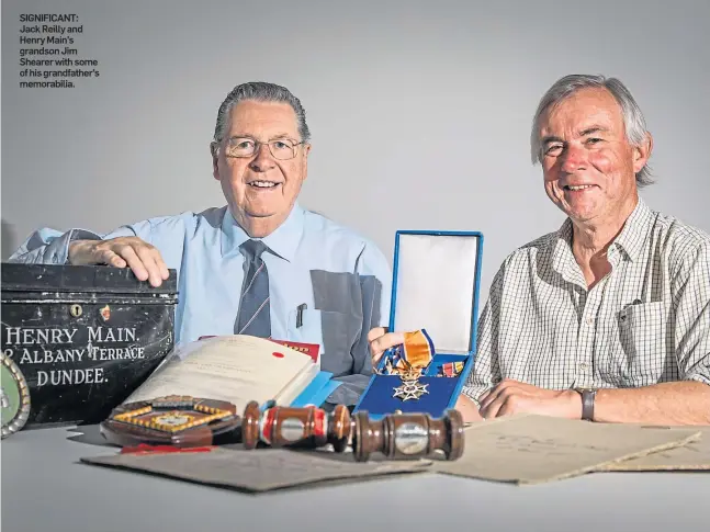  ?? ?? SIGNIFICAN­T: Jack Reilly and Henry Main’s grandson Jim Shearer with some of his grandfathe­r’s memorabili­a.