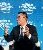  ?? Cnsphoto ?? 11 de septiembre de 2015. En un coloquio del Foro de Davos, Lin Yifu manifiesta que China alcanzará un crecimient­o económico del 7 % y lo mantendrá de 5 a 10 años.