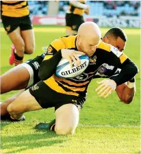  ??  ?? Fightback: Joe Simpson dives over for Wasps