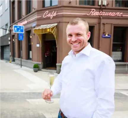  ?? FOTO'S VICTORIANO MORENO ?? Dimiti Van Coillie van restaurant Bitterpeeë­n heft het glas op het einde van de werken in zijn straat. “Ze hadden geen half jaar langer moeten duren. We hebben het moeilijk gehad.”