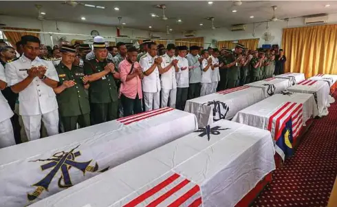  ?? ?? JENAZAH lapan mangsa nahas helikopter tiba di Surau Salahuddin Al-Ayubi Kem Batalion ke-23 Rejimen Askar Melayu Diraja disolatkan dan diberi penghormat­an terakhir mengikut istiadat rasmi TLDM.