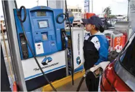  ??  ?? DISMINUCIÓ­N. El Gobierno bajó su meta de recaudació­n con el nuevo precio de la gasolina súper, que es la de menor consumo.