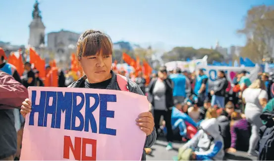  ?? AGUSTIN MARCARIAN/REUTERS ?? ‘Fome não’. Manifestan­tes protestam em Buenos Aires contra as medidas econômicas do presidente Macri e em favor da lei de emergência alimentar