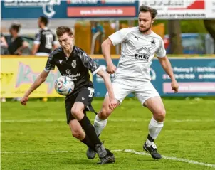  ?? Foto: Daniel Worsch ?? Steuerte zum 3:0-Erfolg in Ehekirchen (links Andreas Steiner) einen Doppelpack bei: Burgheims Markus Schiele (rechts).