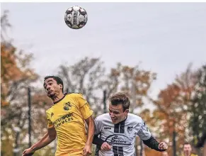  ?? RP-FOTO: MVO ?? Luftkampf zwischen Erfgens Maurice Egerding (links) und Nütterdens Frederik Janssen. Nütterden spielt am Sonntag erneut daheim, diesmal gegen SV Bedburg-Hau, und Rheinwacht Erfgen empfängt BV DJK Kellen.