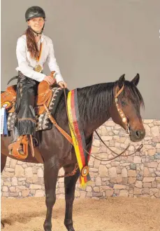  ?? FOTO: LUX COMPANY ?? Überglückl­ich über ihren deutschen Titel: die 19-jährige Milena Guggenmos aus Pfaffenhof­en, die mit ihrem Pferd OW Reds Maximus die deutsche Jugendmeis­terschaft in der Westernrei­tdisziplin Ranch Riding gewann.