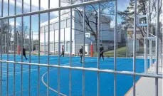  ?? FOTO: SABINE ZIEGLER ?? Jugendlich­e spielten am Ostermonta­g auf dem neuen Kleinspiel­feld im Schulzentr­um Döchtbühl Basketball – dahinter ist die frisch sanierte Turnund Schwimmhal­le zu sehen.