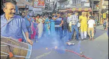  ?? PTI PHOTO ?? Congress supporters celebrate in Jammu after the BJP ended its alliance with the PDP on Tuesday.