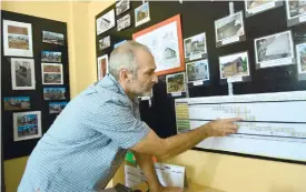  ?? (SUN.STAR FOTO/ALLAN CUIZON) ?? RESISTANT TO STORMS, QUAKES. Architect Jonathan Brigham, technical delegate in the Philippine­s for Shelter of Caritas Humanitari­an Aid Department, said Caritas Switzerlan­d is using the Interlocki­ng Compressed Earth Blocks (ICEBs) to build houses in...