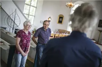  ?? Bild: ANDREAS OLSSON ?? VÄRDKYRKAN­S VÄRDPAR. Kerstin och Åke Dehrén är dagens värdpar och står för fikat i kyrkan.