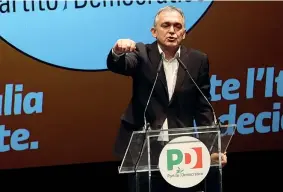  ?? ?? Critico L’ex presidente della Regione Enrico Rossi durante la sua campagna elettorale per la Regione