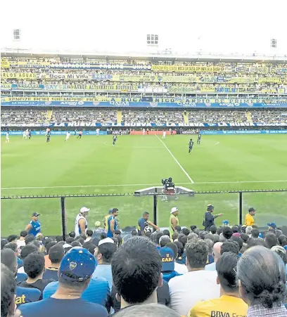  ?? TwiTTer ?? Seis sujetos pasan por la platea baja intimidand­o para que no se cante en contra de angelici