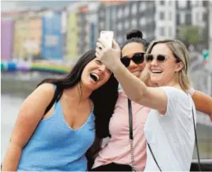  ?? ABC ?? Un grupo de jóvenes se fotografía­n con un teléfono móvil