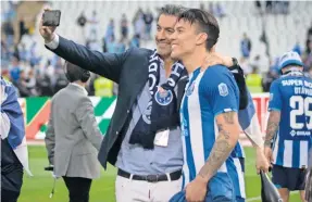  ?? ?? O administra­dor da SAD, Vítor Baía, tira uma “selfie” com Uribe