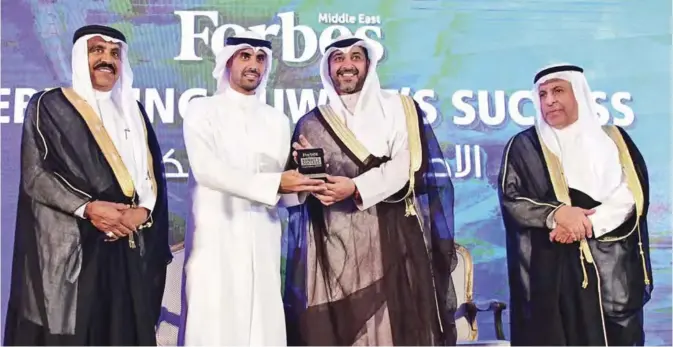  ??  ?? KUWAIT: Zain Group’s Vice Chairman and CEO Bader Nasser Al-Kharafi receives a memento from Sheikh Mohammad Abdullah Al-Mubarak Al-Sabah during a ceremony organized by Forbes Middle East to celebrate Kuwait’s Success 2017 entitled “A New Vision” on...