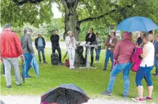  ?? FOTO: MARKUS LEHMANN ?? Im Schlosspar­k war die erste und regenbedin­gt längere Station des Spaziergan­gs durch Fachsenfel­d. Bürger wünschen sich einen zusätzlich­en Öffnungsta­g des Schlosspar­ks.
