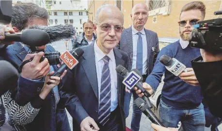  ?? LaPresse ?? Il magistrato Il procurator­e di Catania Carmelo Zuccaro; a destra, migranti in Libia sorvegliat­i da militari; sotto, il ministro dell’Interno Marco Minniti