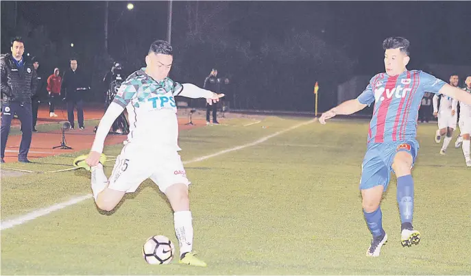  ??  ?? SANTIAGO WANDERERS E IBERIA se medirán este miércoles en la vuelta de los cuartos de final de la Copa Chile.