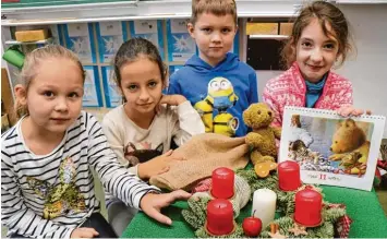  ?? Foto: Andreas Baumer ?? Vorweihnac­htliche Stimmung in der jüngsten Übergangsk­lasse der Augsburger Löwenecksc­hule: (Von links) Lana, Viki, Lovre und Amalia zeigen ganz stolz ihren Adventssch­muck.