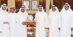  ??  ?? Members of the Kuwait Trade Union Federation (KTUF) present a memento to His Highness the Prime Minister Sheikh Jaber Al-Mubarak Al-Hamad Al-Sabah.