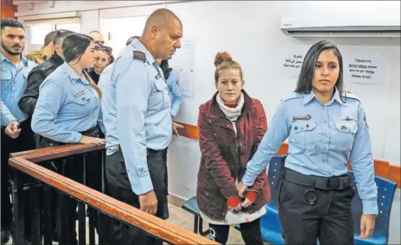  ??  ?? La menor palestina Ahed Tamimi, detenida por abofetear a un soldado israelí, comparece ante un tribunal en diciembre de 2017.