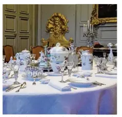  ??  ?? La table de Champs dressée avec la vaisselle de Catherine II de Russie.