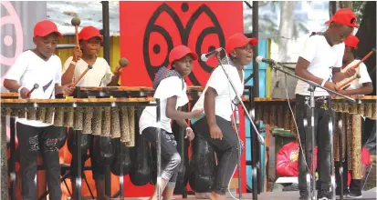  ?? Mufananidz­o naInnocent Makawa ?? Vana vepaAvonle­a Primary School, vaivaraidz­a vanhu kugungano reHarare Internatio­nal Festival of Arts (Hifa) nemusi weSvondo kuHarare Gardens. —