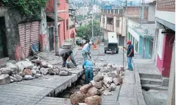  ?? FOTO: ANDRO RODRÍGUEZ ?? La tubería en mal estado es de concreto y tienen unos 70 años de estar funcionand­o en esta zona de la capital; se cambiará a PVC.