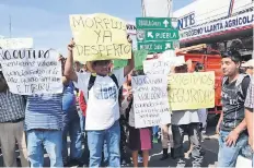  ??  ?? Habitantes de Los Altos y de la zona oriente bloquearon por más de cinco horas la carretera Cuautla-Izúcar de Matamoros, por la insegurida­d que sufren.