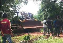  ?? SUPPLIED ?? Authoritie­s retrieve one of two bulldozers owned by the Chinese company Rui Feng that were seized by community members in 2014.