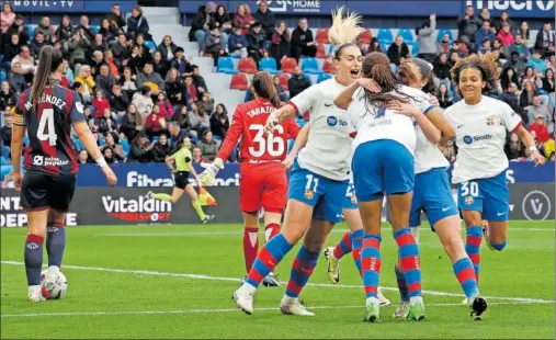  ?? ?? Alexia, Salma,Bruna y Vicky celebran uno de los goles del Barcelona en el Ciutat de Valencia ante el Levante.