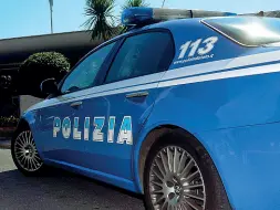  ??  ?? Acciuffato e perquisito La polizia ha bloccato l’uomo, che è stato denunciato