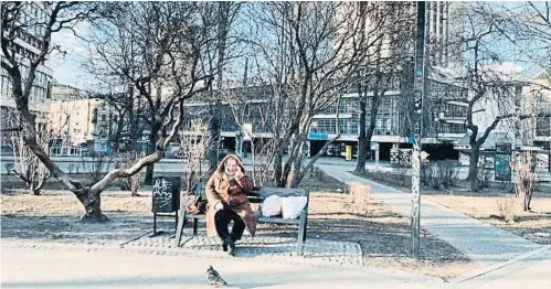  ?? ARIS MESSINIS / AFP ?? Una dona somrient en un parc de Kíiv