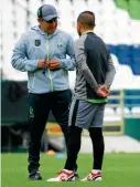  ??  ?? Ignacio Ambriz dialoga con uno de sus jugadores en el Estadio León.