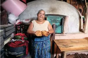 ?? ?? ▲ Amelia Ixcoy en la panadería que cofundó con su hija, en El Palmar, Guatemala.